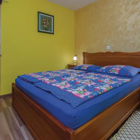 2 Bedroom Nice Apartment In Porec
