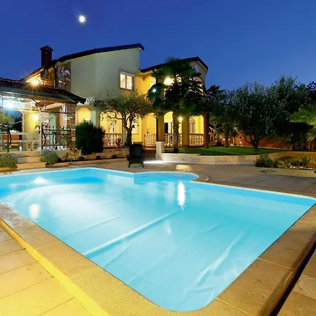 2 Bedroom Nice Apartment In Porec *