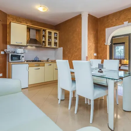 2 Bedroom Nice Apartment In Porec Apartment