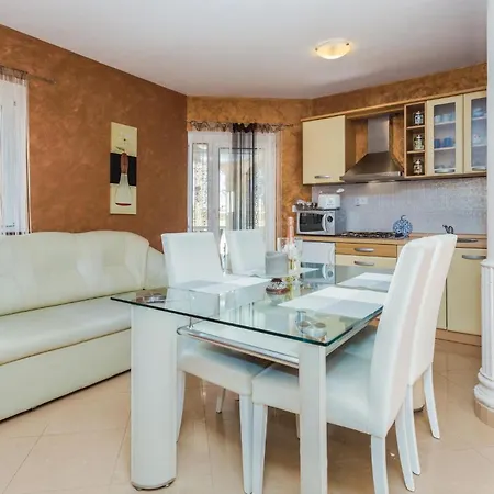 2 Bedroom Nice Apartment In Porec *