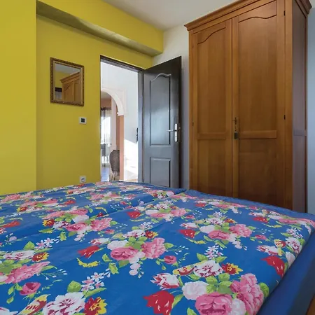 Apartment 2 Bedroom Nice Apartment In Porec