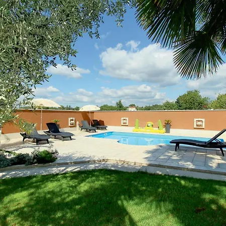 2 Bedroom Nice Apartment In Porec