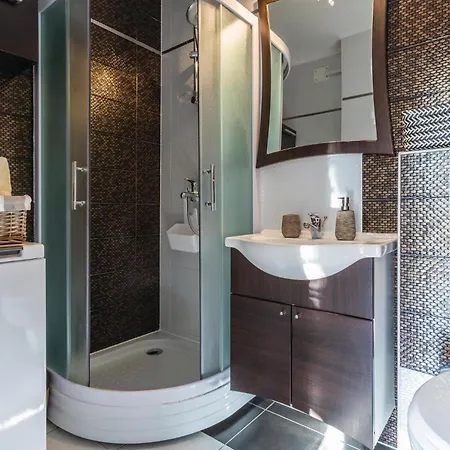2 Bedroom Nice Apartment In Porec Porec