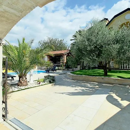 2 Bedroom Nice Apartment In Porec Apartment *