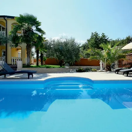 80 With Outdoor Swimmingpool Διαμέρισμα