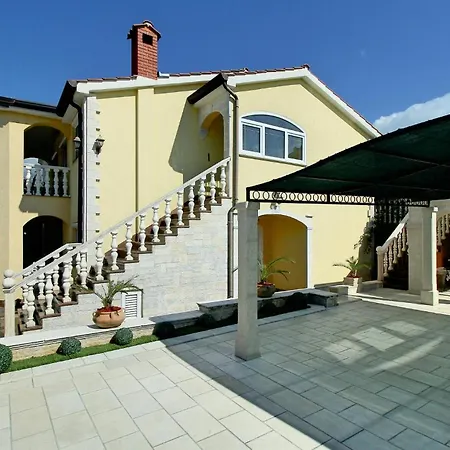 80 With Outdoor Swimmingpool Πόρετς