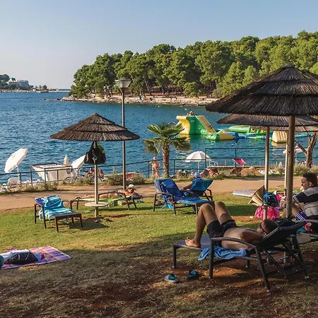 80 With Outdoor Swimmingpool Διαμέρισμα *