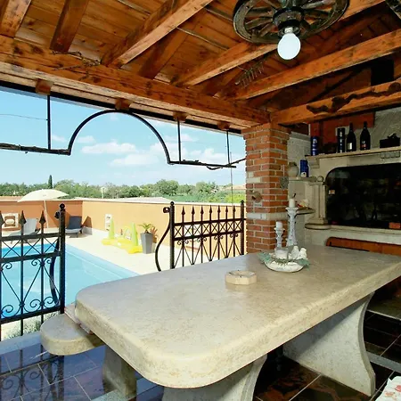 80 With Outdoor Swimmingpool Πόρετς