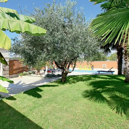 80 With Outdoor Swimmingpool * Πόρετς