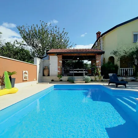 80 With Outdoor Swimmingpool Appartement